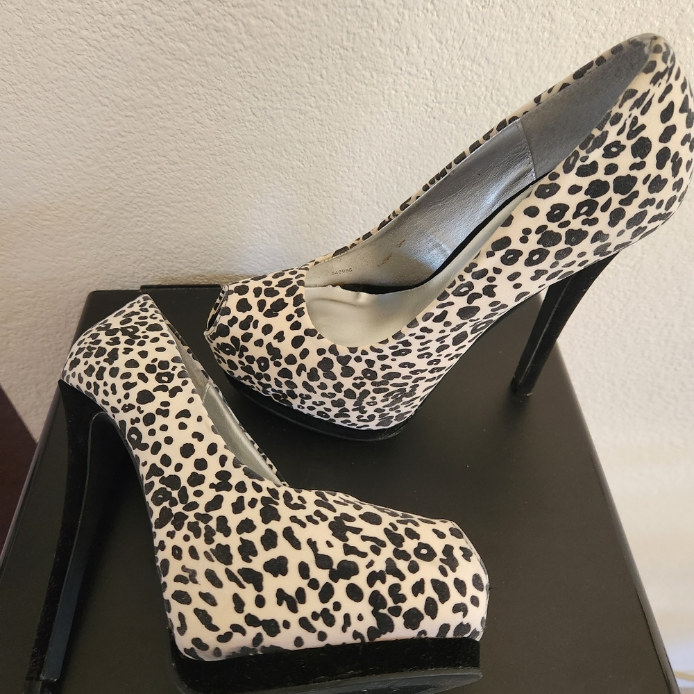 Black and white dalmation size 7